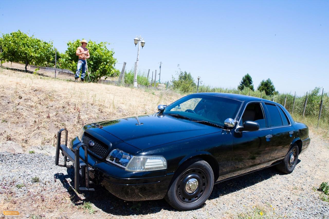 20P Der muskulöse Bauer Cameron Foster wird von dem schwulen Polizisten Tyler Torro in seinem Auto gefickt