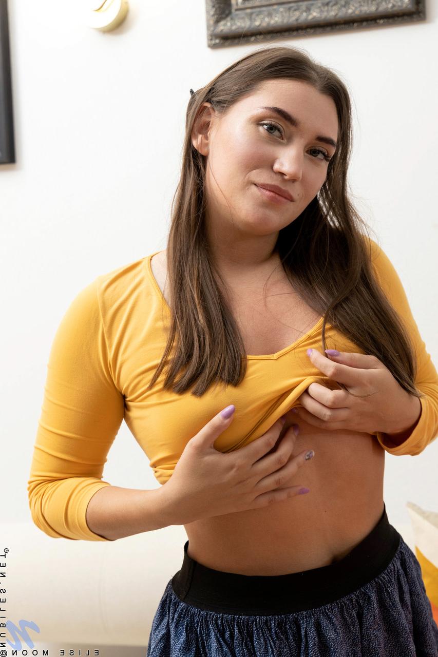 20P Das heiße amerikanische Babe Elise Moon zieht sich in einem Solo aus und reibt ihren großen Arsch und ihre Muschi