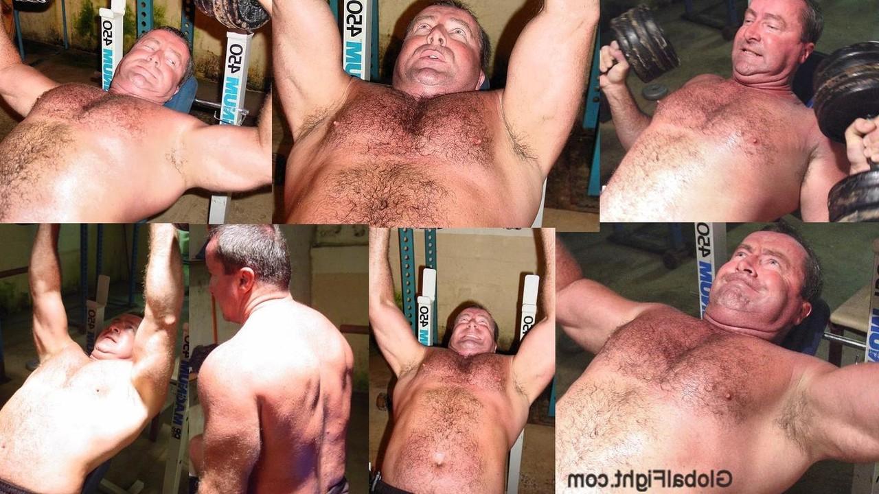 20P Fisiculturista maduro mostra seu corpo peludo em uma compilação sem camisa