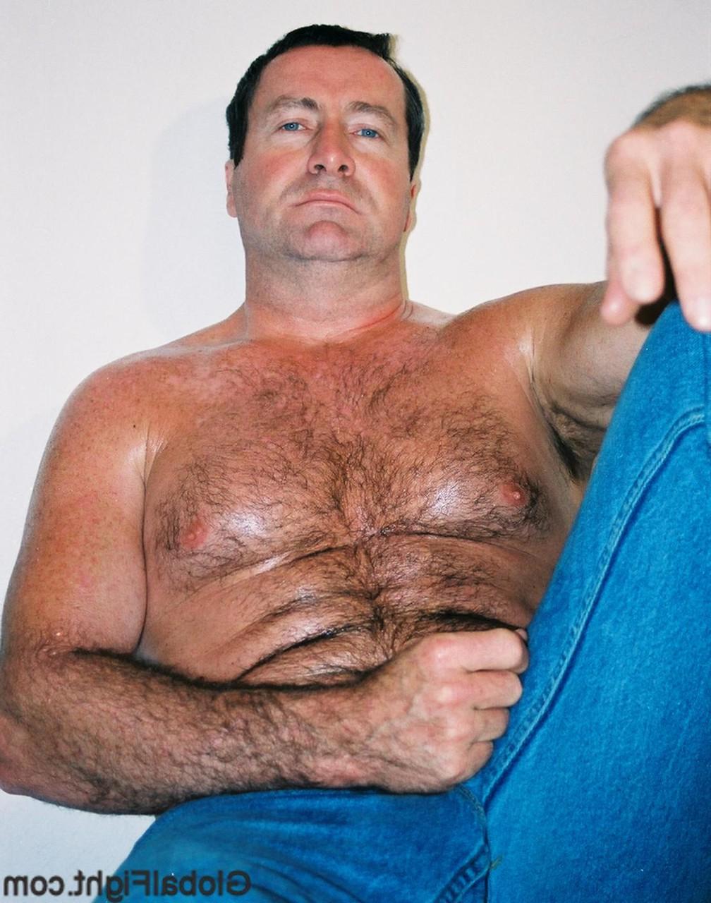 20P Fisiculturista maduro mostra seu corpo peludo em uma compilação sem camisa