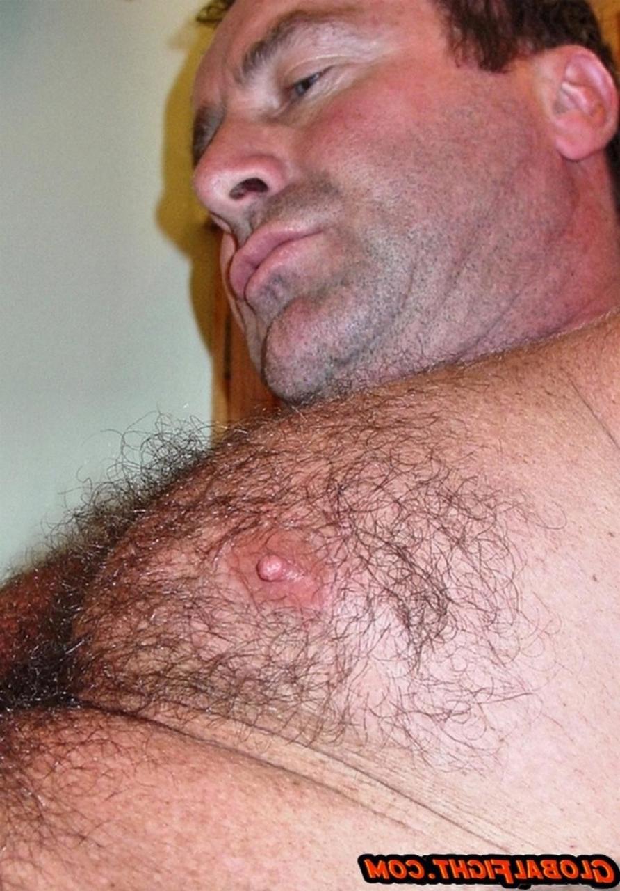 20P Fisiculturista maduro mostra seu corpo peludo em uma compilação sem camisa