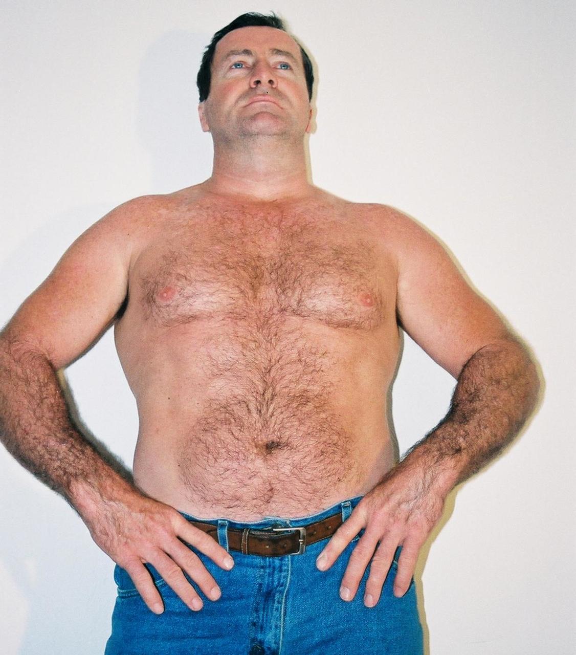 20P Fisiculturista maduro mostra seu corpo peludo em uma compilação sem camisa