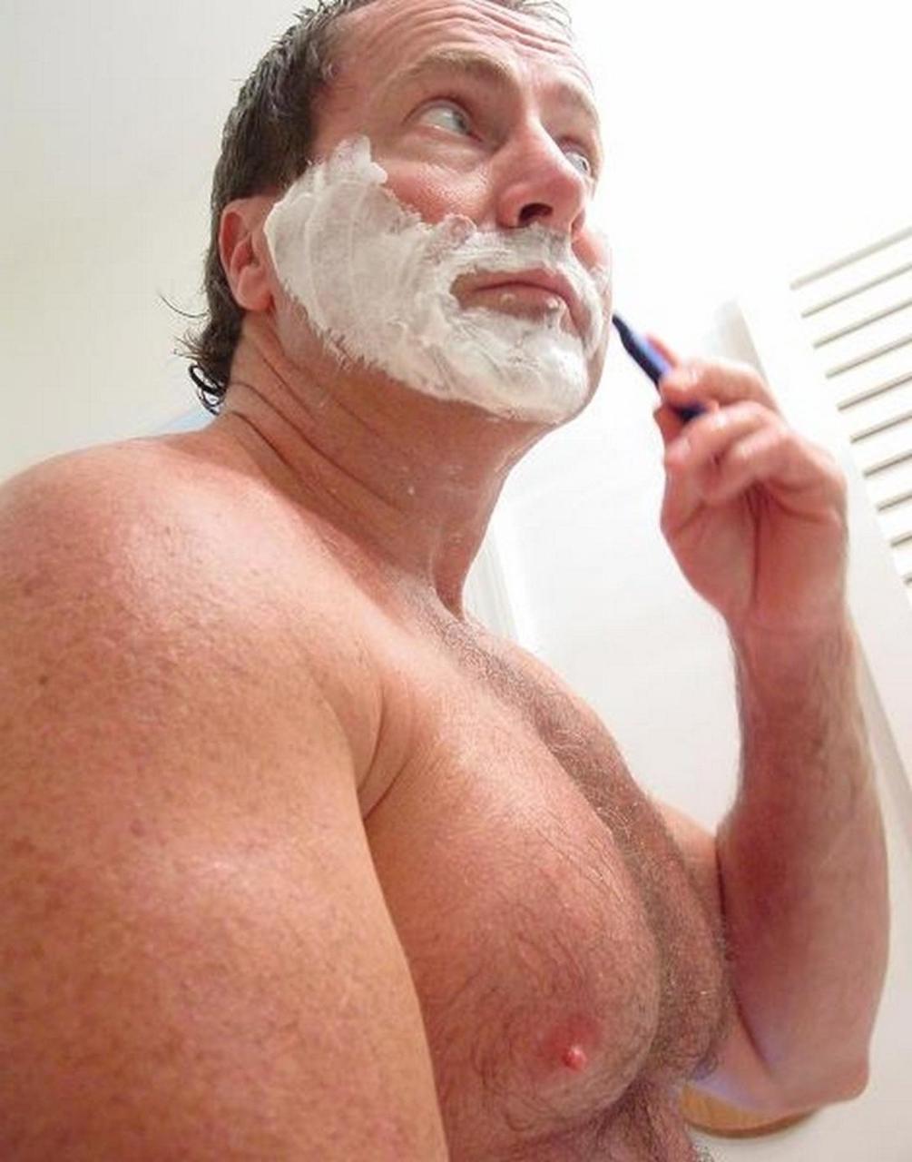 20P Fisiculturista maduro mostra seu corpo peludo em uma compilação sem camisa