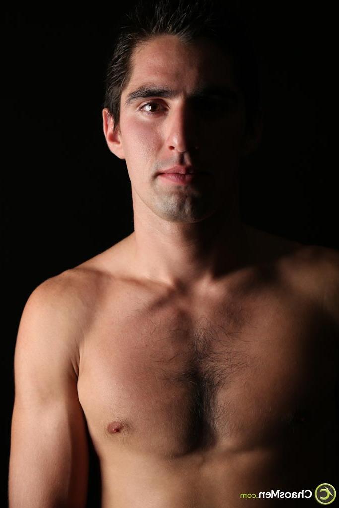 20P O homem gay sexy Maximilian expõe seu corpo e acaricia seu pau no chuveiro