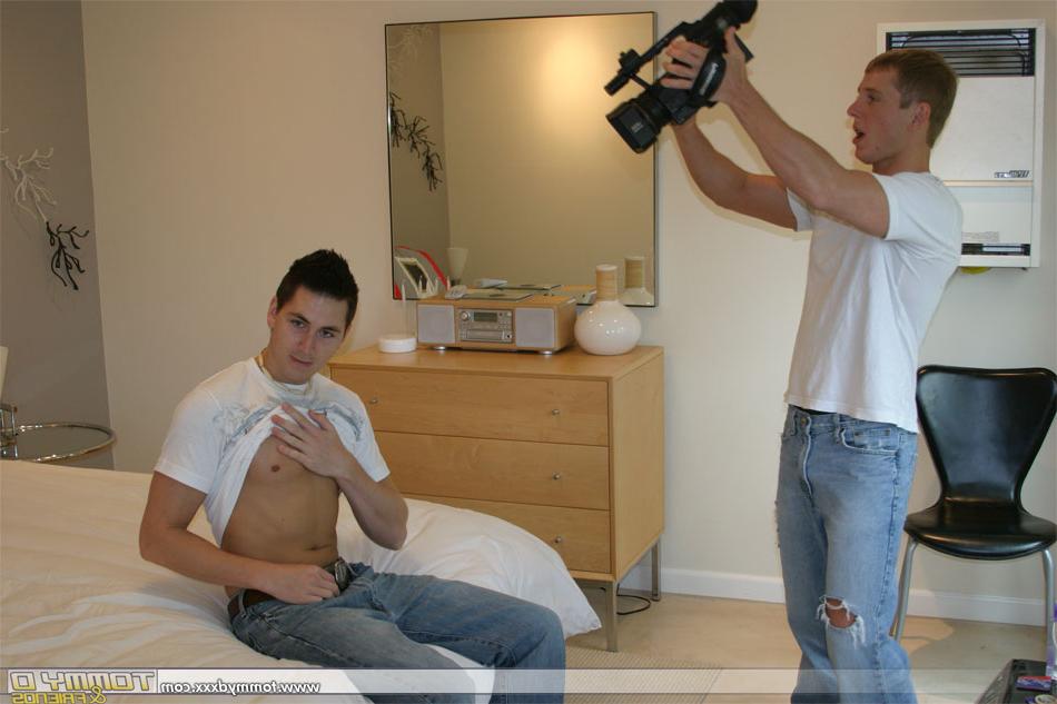 20P El musculoso gay Tommy D y su novio muestran sus pollas al aire libre y follan en la cama