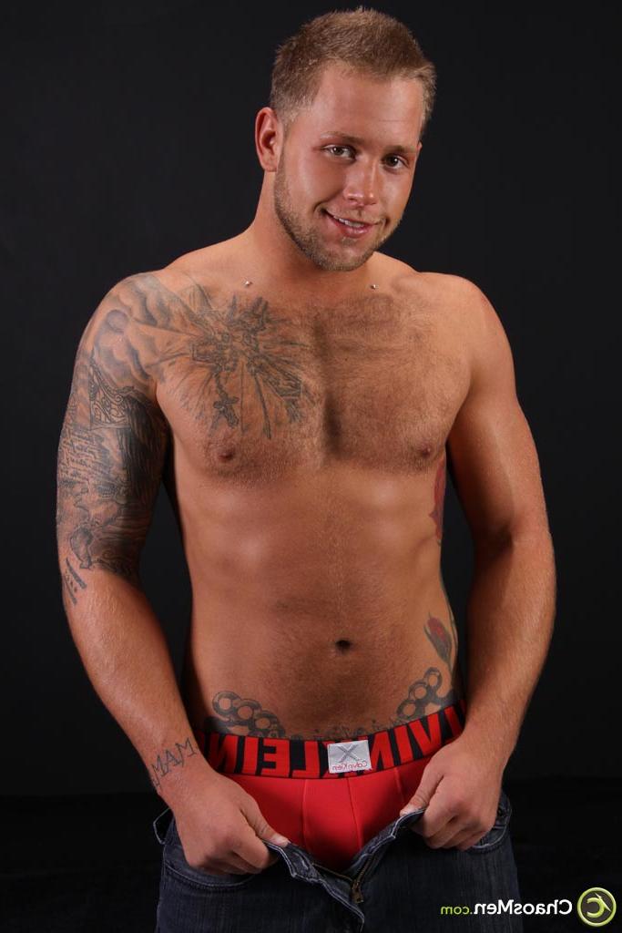 20P Le beau mec tatoué Carter Jacobs montre son corps nu athlétique et sa bite dure