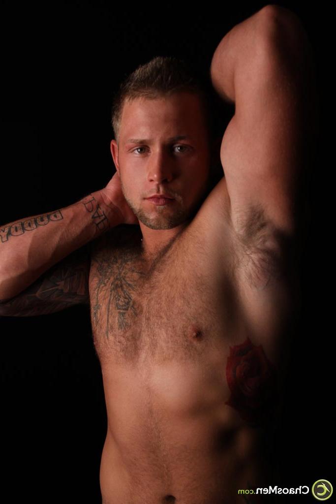 20P Le beau mec tatoué Carter Jacobs montre son corps nu athlétique et sa bite dure