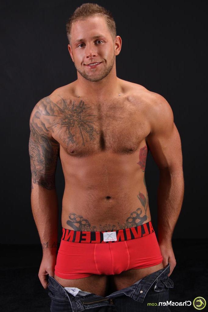 20P Le beau mec tatoué Carter Jacobs montre son corps nu athlétique et sa bite dure