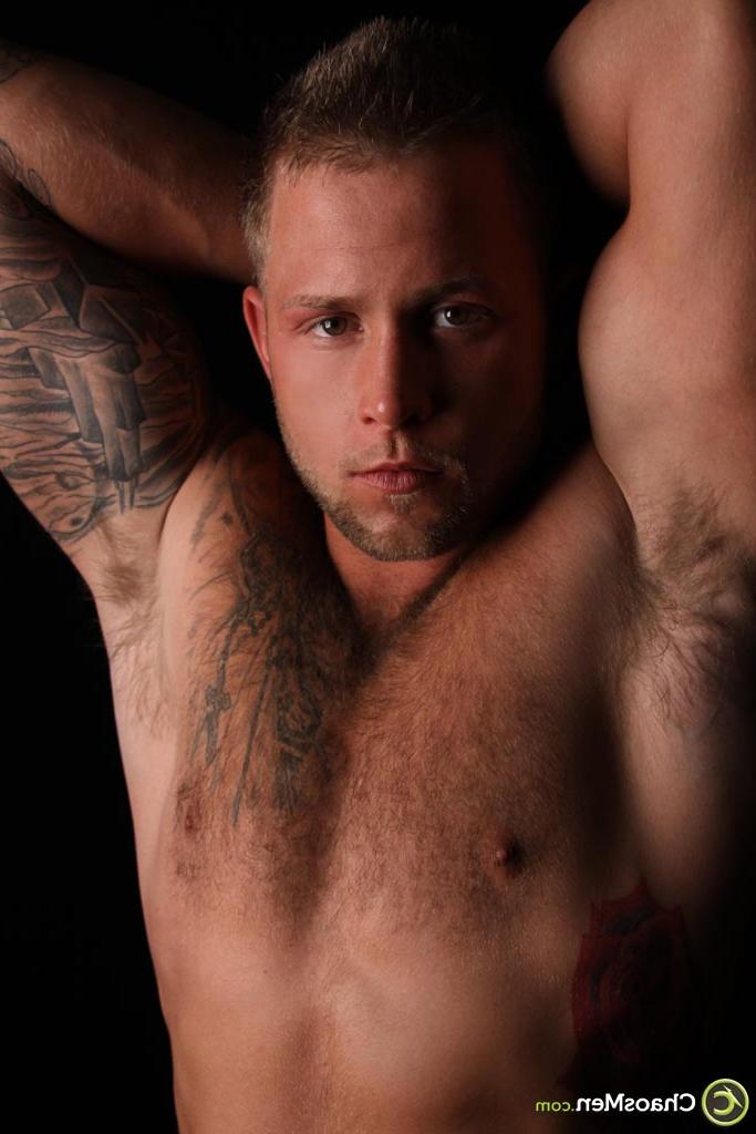 20P Le beau mec tatoué Carter Jacobs montre son corps nu athlétique et sa bite dure