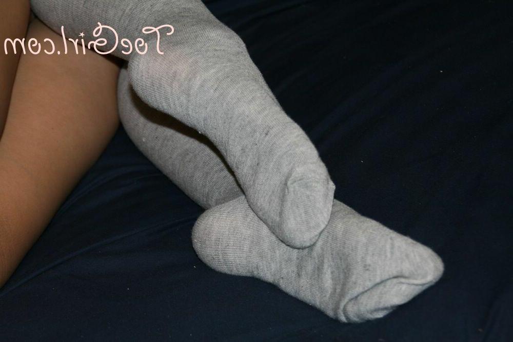 16P Kaukasisches Mädchen zieht ihre hübschen Füße aus Sportsocken aus