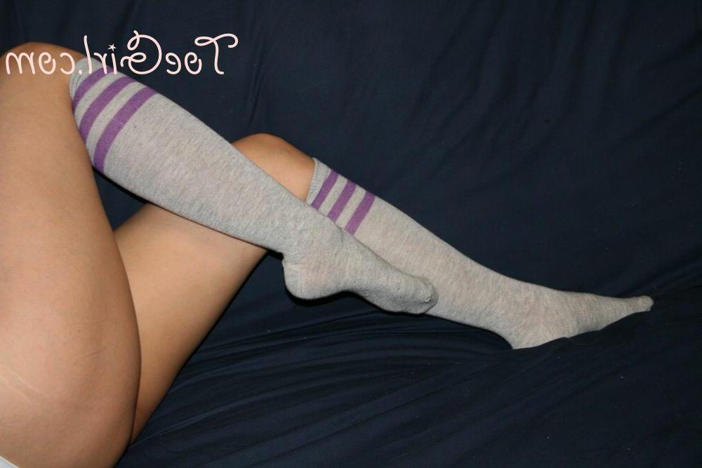 16P Kaukasisches Mädchen zieht ihre hübschen Füße aus Sportsocken aus