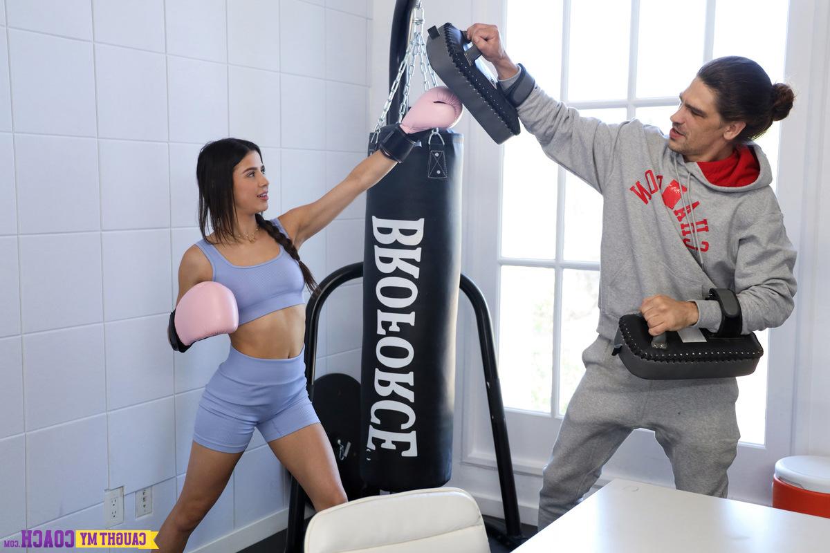 16P A adolescente morena em boa forma física Kylie Rocket faz sexo com seu parceiro de sparring
