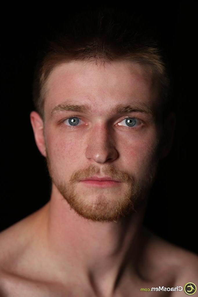 20P Redheaded Caucasian model Augustus strips & poses naked in a gay solo
