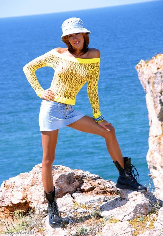 12P MILF sexy levanta a saia em um penhasco à beira-mar de meia-calça e botas