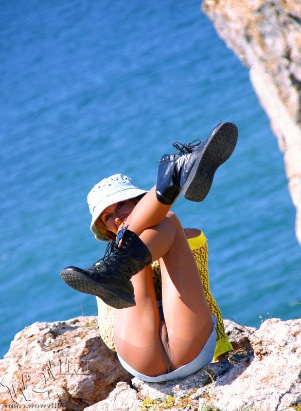 12P MILF sexy levanta a saia em um penhasco à beira-mar de meia-calça e botas