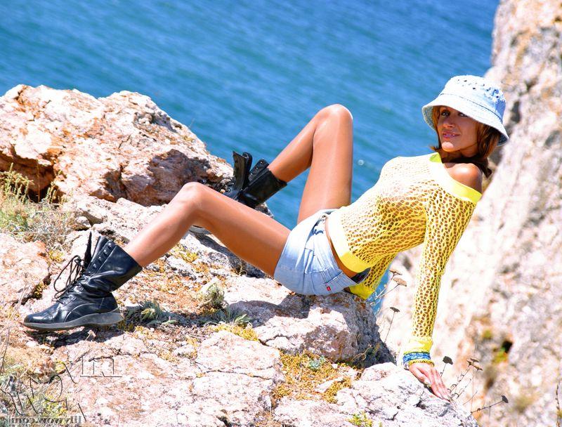12P MILF sexy levanta a saia em um penhasco à beira-mar de meia-calça e botas