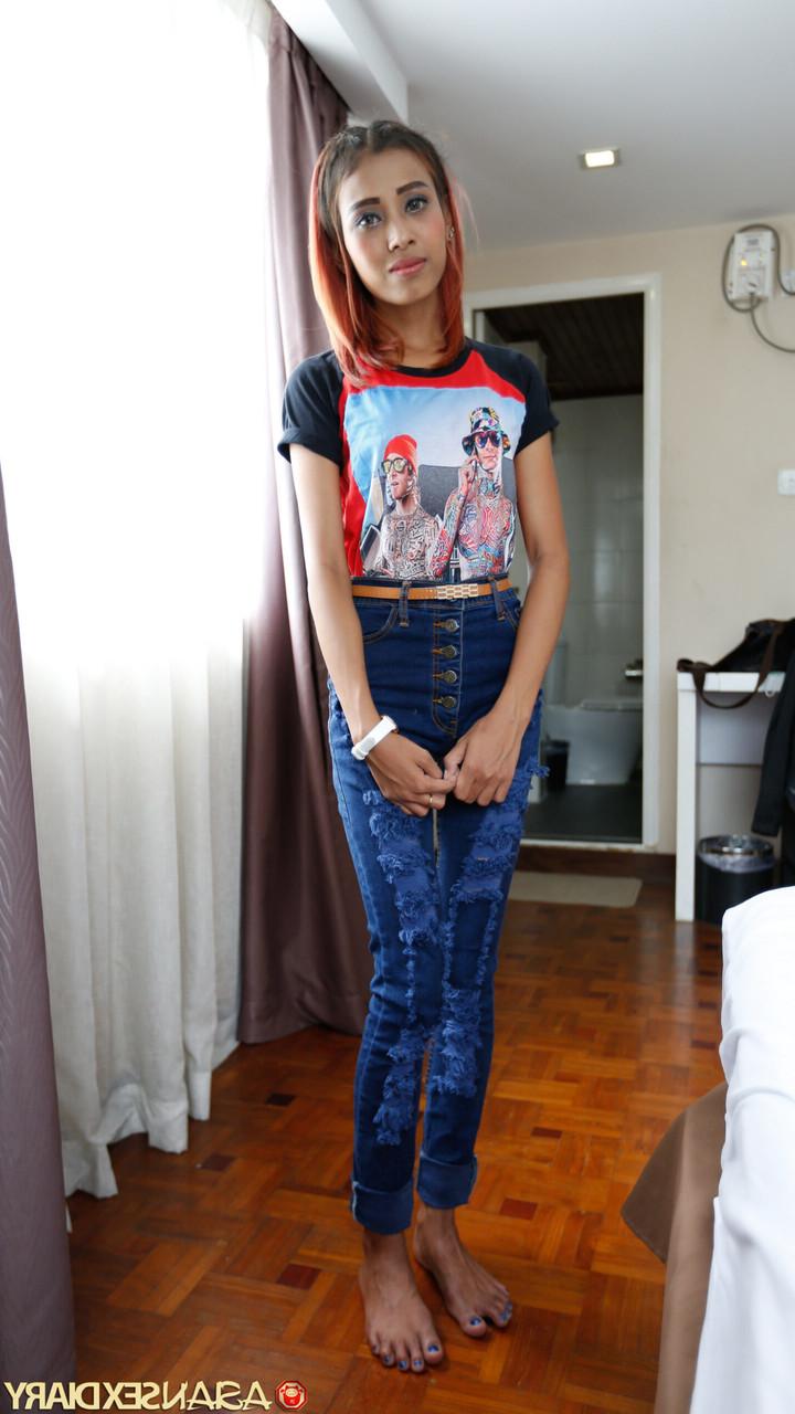 20P Yom, une asiatique maigre, termine un strip-tease sexy avec du sexe hardcore en POV.