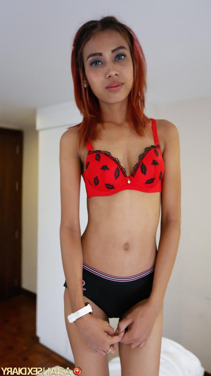 20P Yom, une asiatique maigre, termine un strip-tease sexy avec du sexe hardcore en POV.
