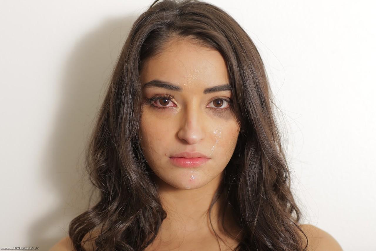 20P A linda adolescente Emily Willis abre sua bunda gostosa depois de tirar a lingerie