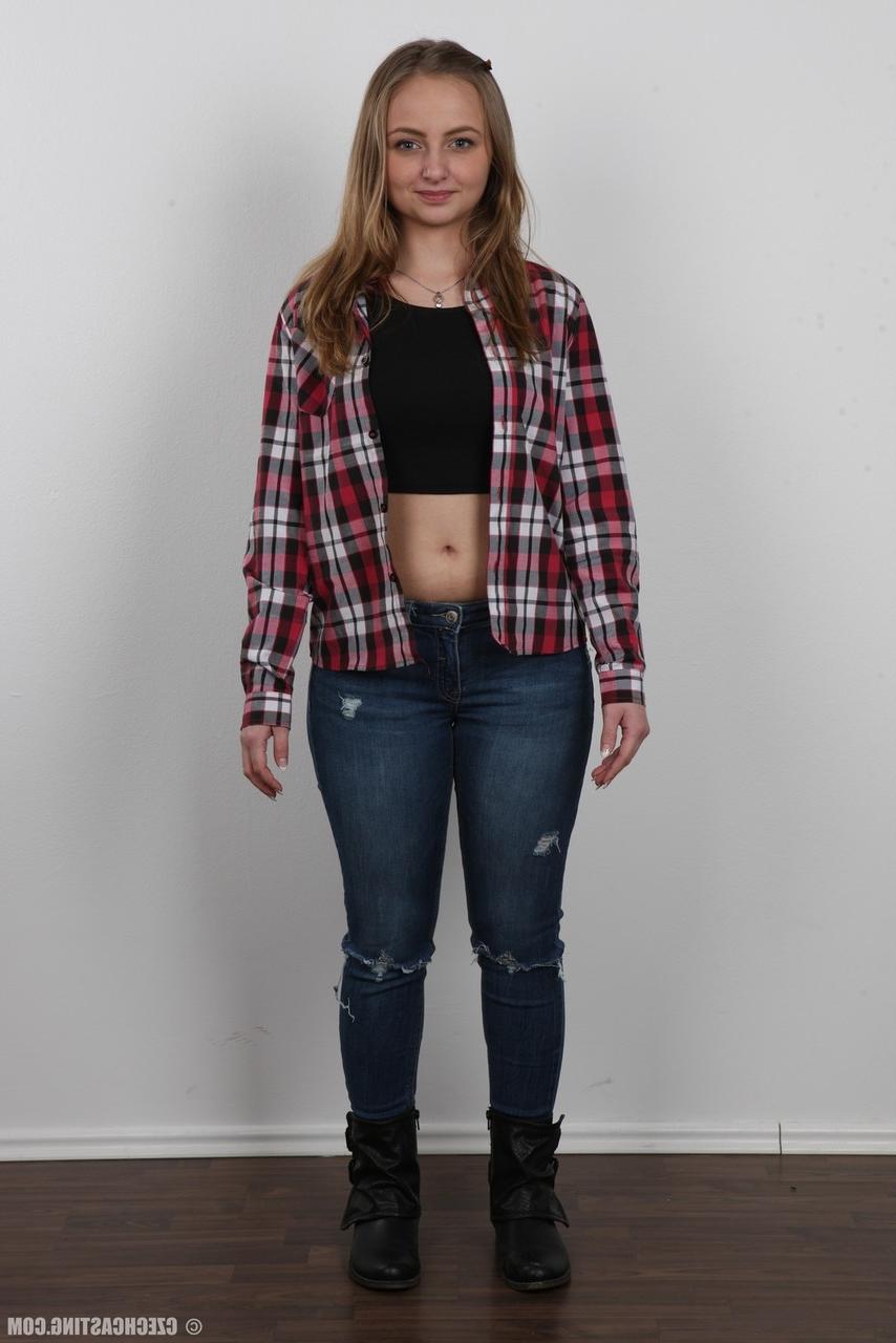 20P A jovem loira Irena tira a calça jeans e fica nua para a câmera