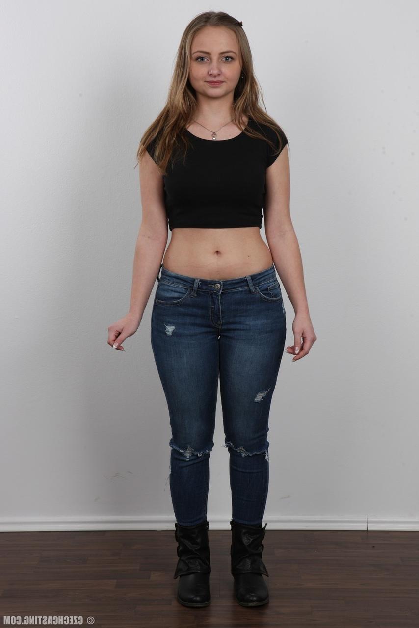 20P A jovem loira Irena tira a calça jeans e fica nua para a câmera