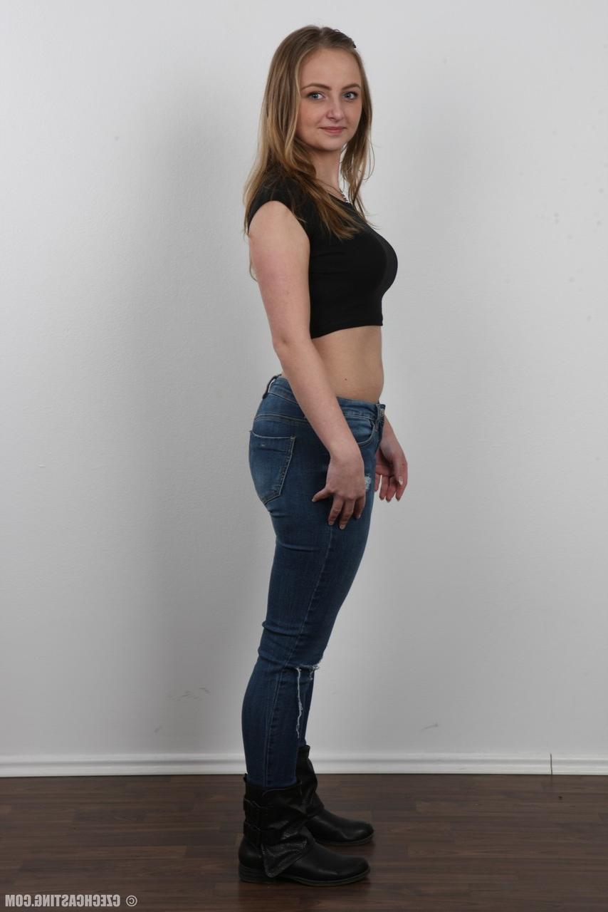 20P A jovem loira Irena tira a calça jeans e fica nua para a câmera