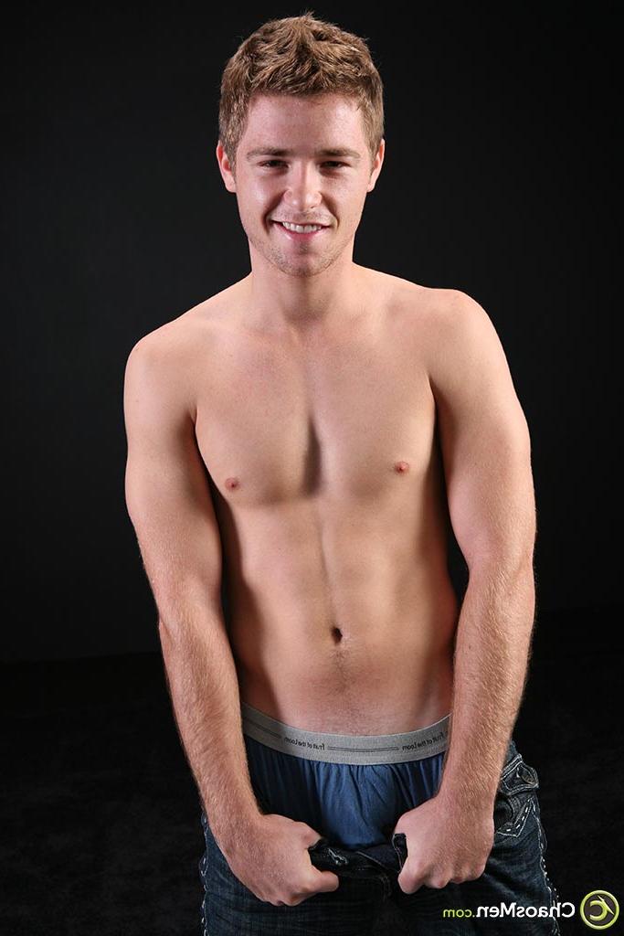 20P Das dünne schwule Model Miles spielt mit seinem gebogenen Schwanz und zeigt seinen Hintern