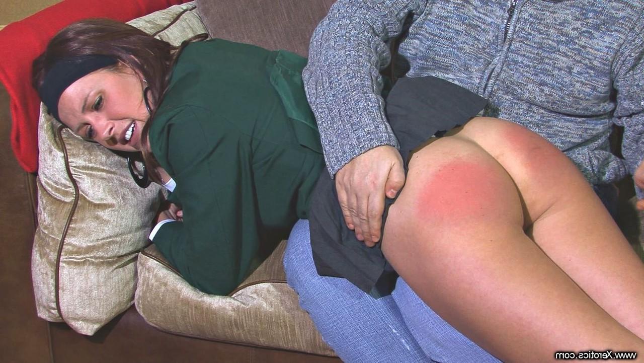 12P Une écolière se fait prendre sur le genou de son père pour une dure fessée