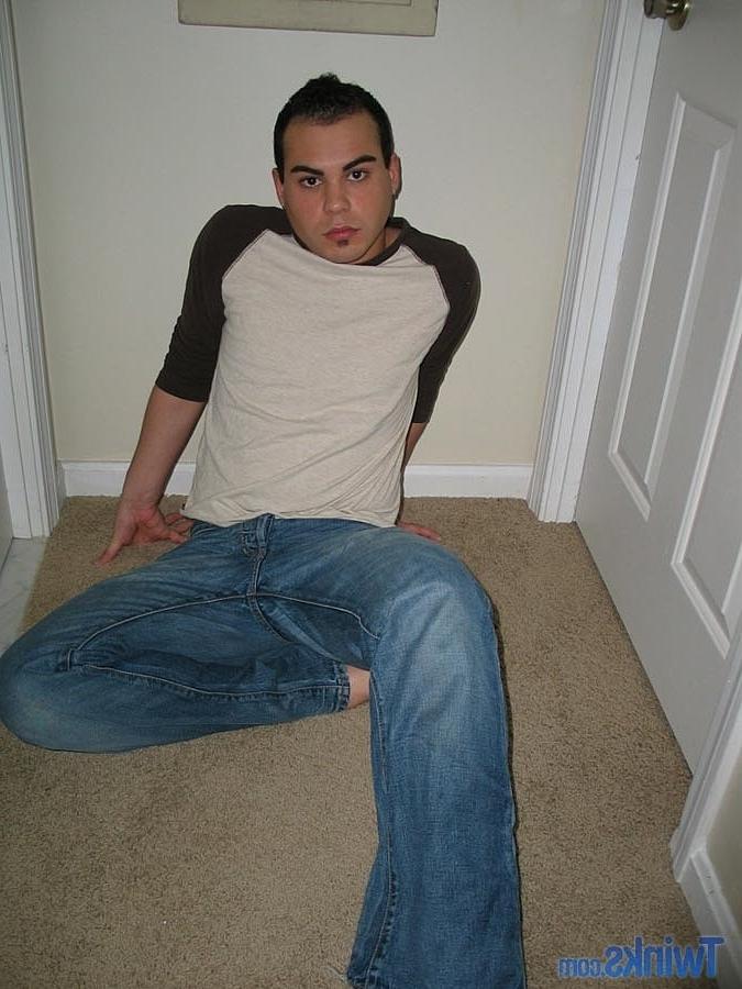 20P Gorgeous gay hottie Austin D undressing and masturbating on the floor