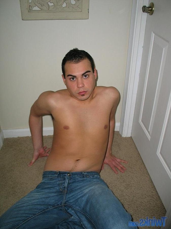 20P Gorgeous gay hottie Austin D undressing and masturbating on the floor
