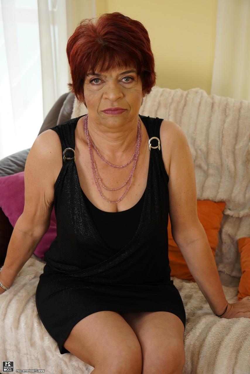 16P Abuela pelirroja poniéndose cachonda y desagradable en la cama mientras se frota el coño