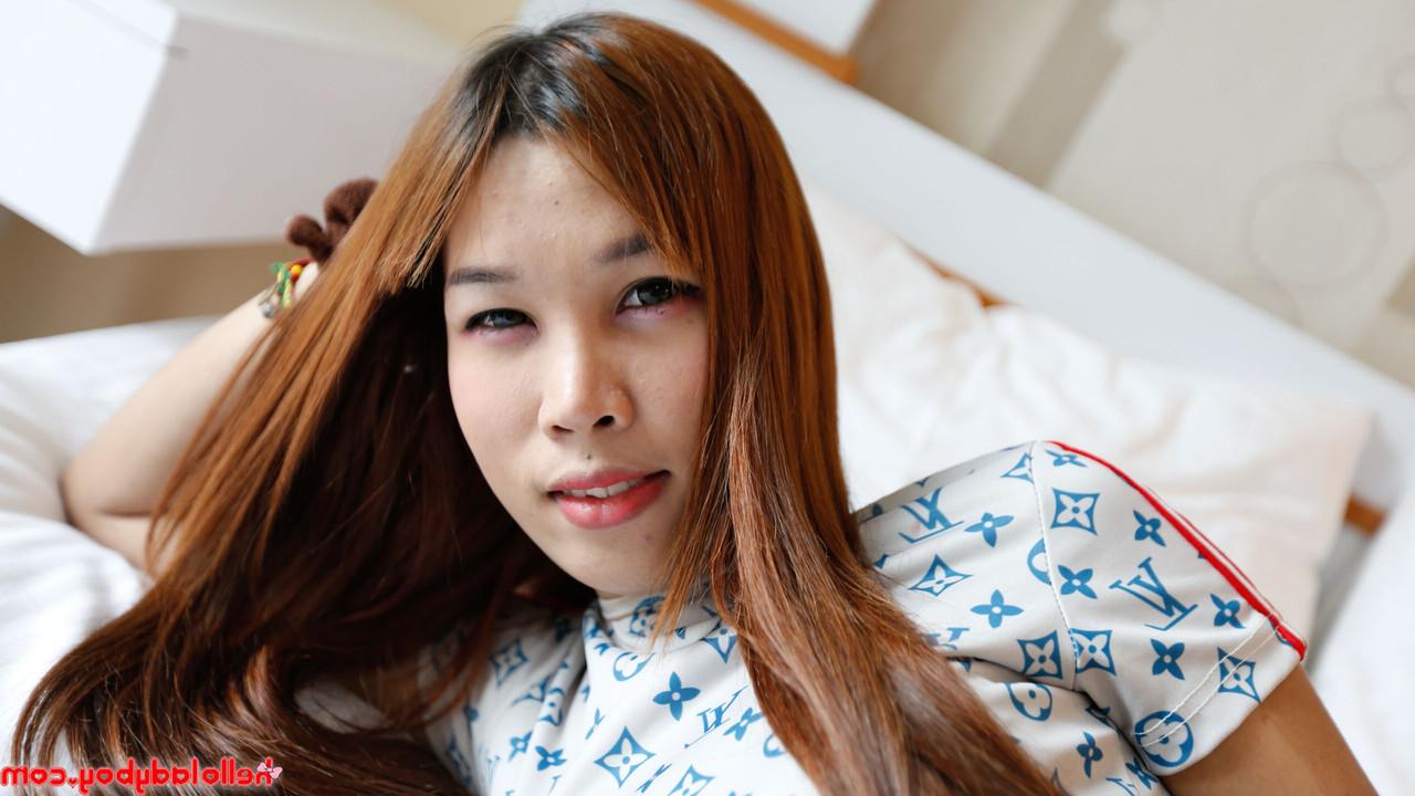20P Bonita transexual asiática muestra su gran botín vistiendo lencería negra en su cama