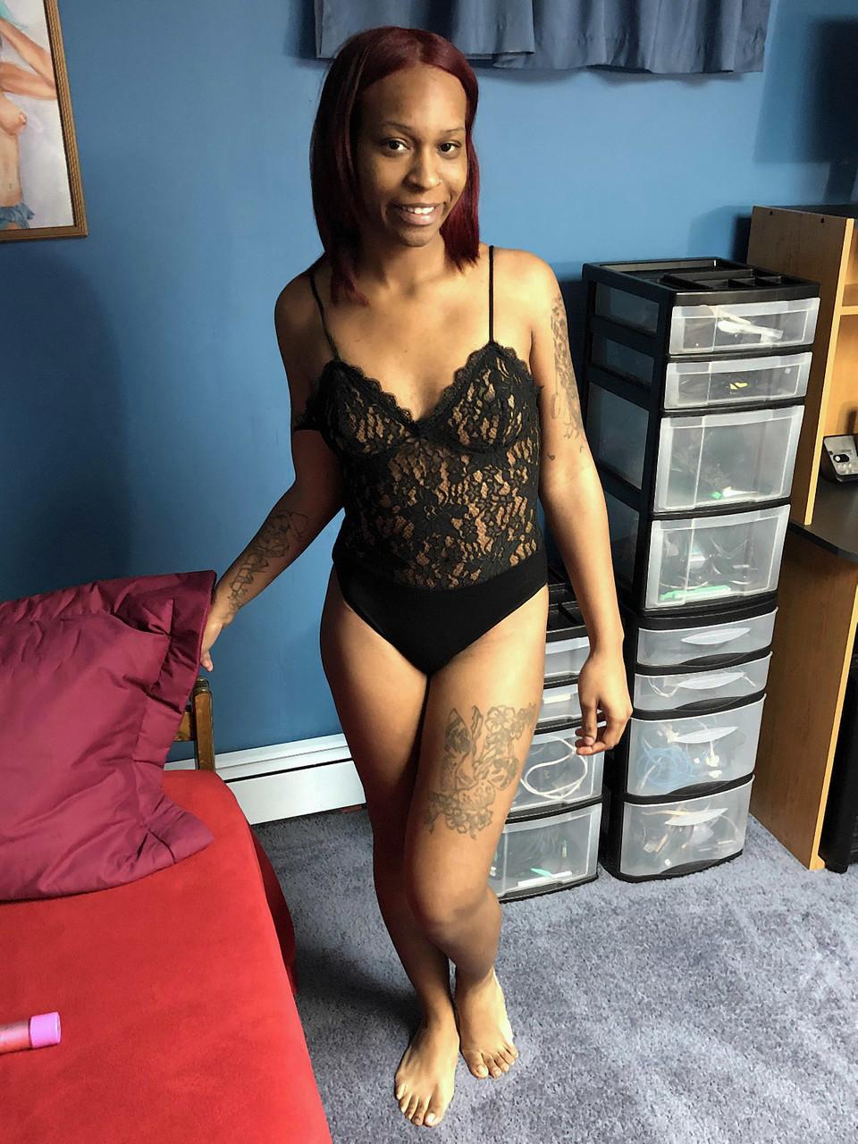20P Mulher negra excitada Taee Naz bate em sua buceta raspada com um vibrador