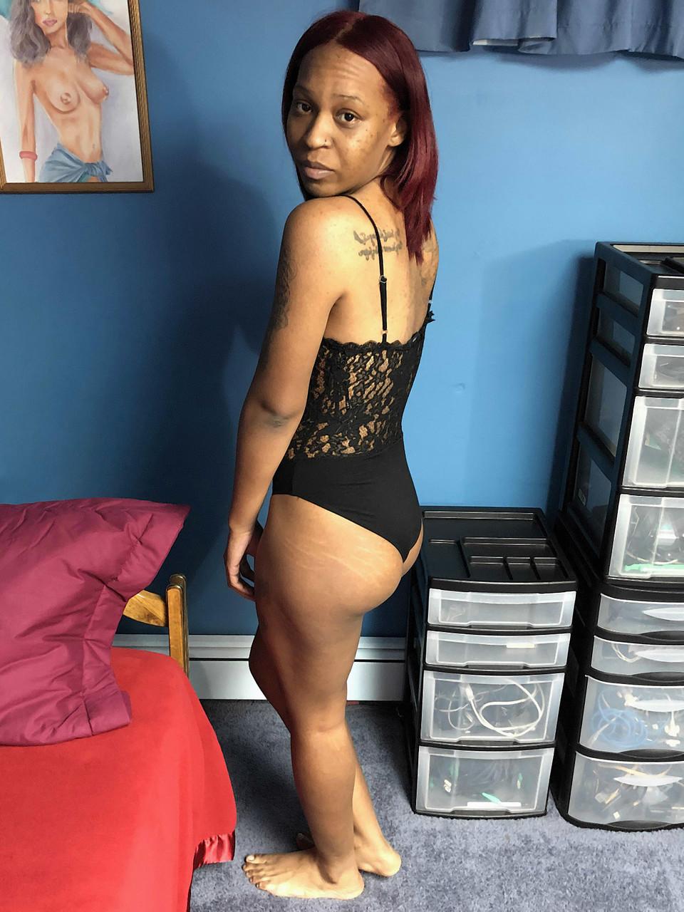20P Mulher negra excitada Taee Naz bate em sua buceta raspada com um vibrador