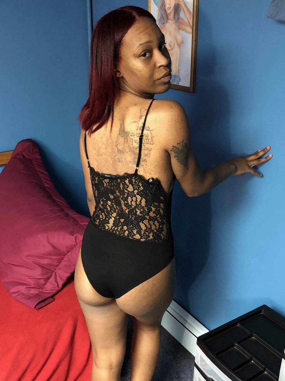 20P Mulher negra excitada Taee Naz bate em sua buceta raspada com um vibrador