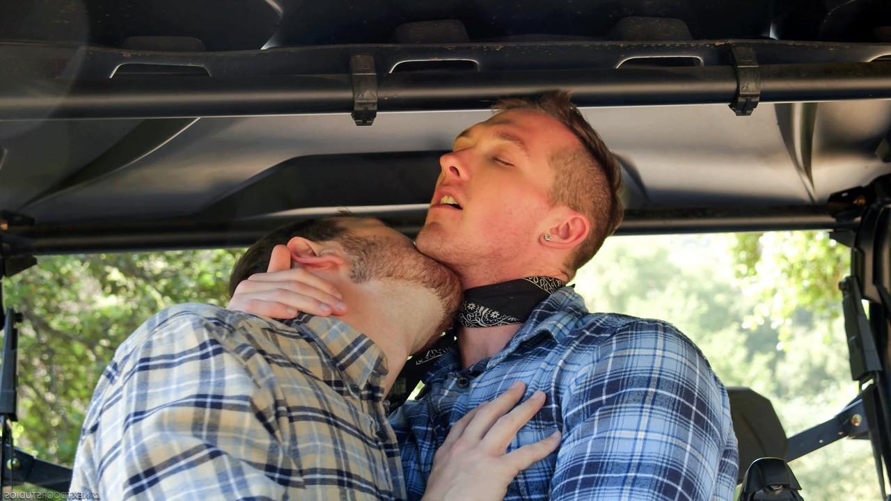 20P Les gays sexy Mark Long et Jackson Cooper se mettent la bite dans le cul