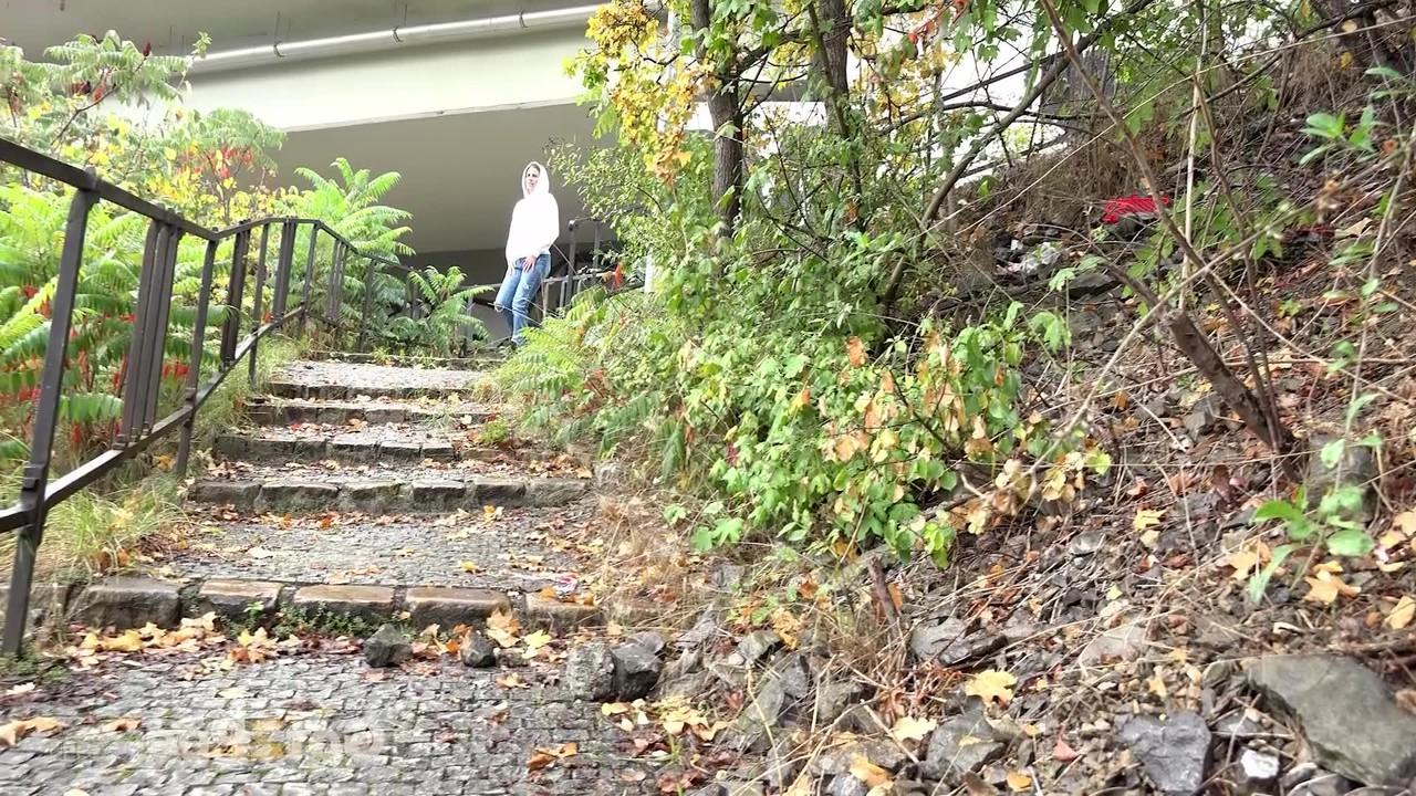 15P Solo-Girl Ali Bordeaux wird dabei erwischt, wie sie auf eine Betontreppe pinkelt