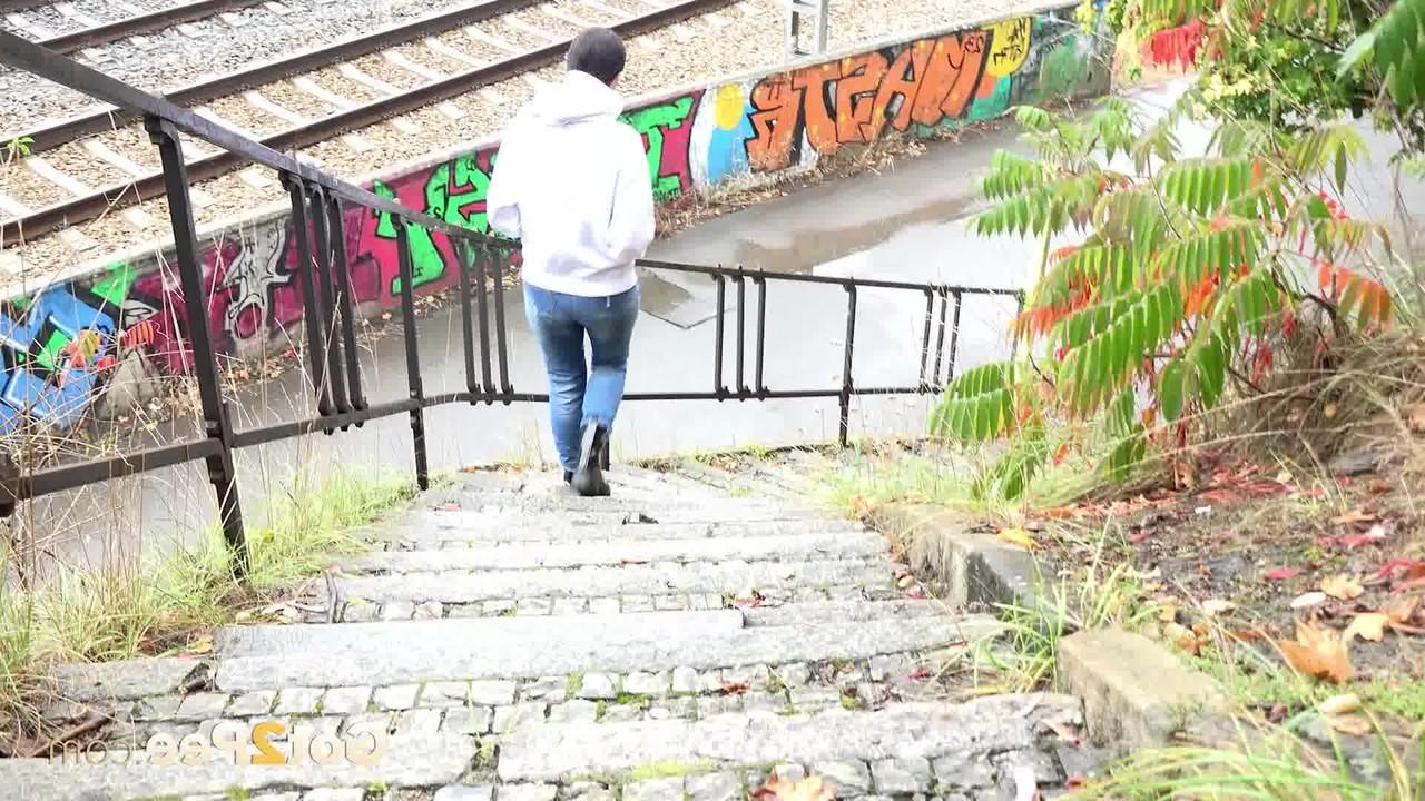15P Solo-Girl Ali Bordeaux wird dabei erwischt, wie sie auf eine Betontreppe pinkelt