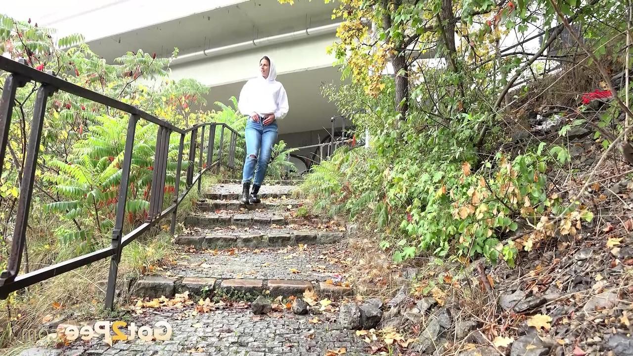 15P Solo-Girl Ali Bordeaux wird dabei erwischt, wie sie auf eine Betontreppe pinkelt