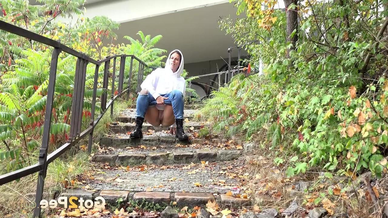 15P Solo-Girl Ali Bordeaux wird dabei erwischt, wie sie auf eine Betontreppe pinkelt