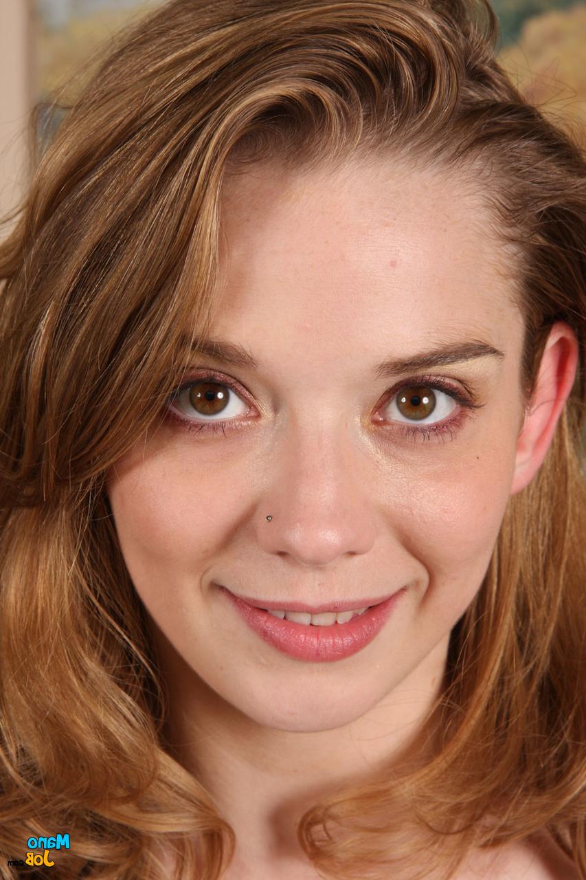 16P Une jolie fille enfile son costume d'anniversaire avant de tirer sur une bite