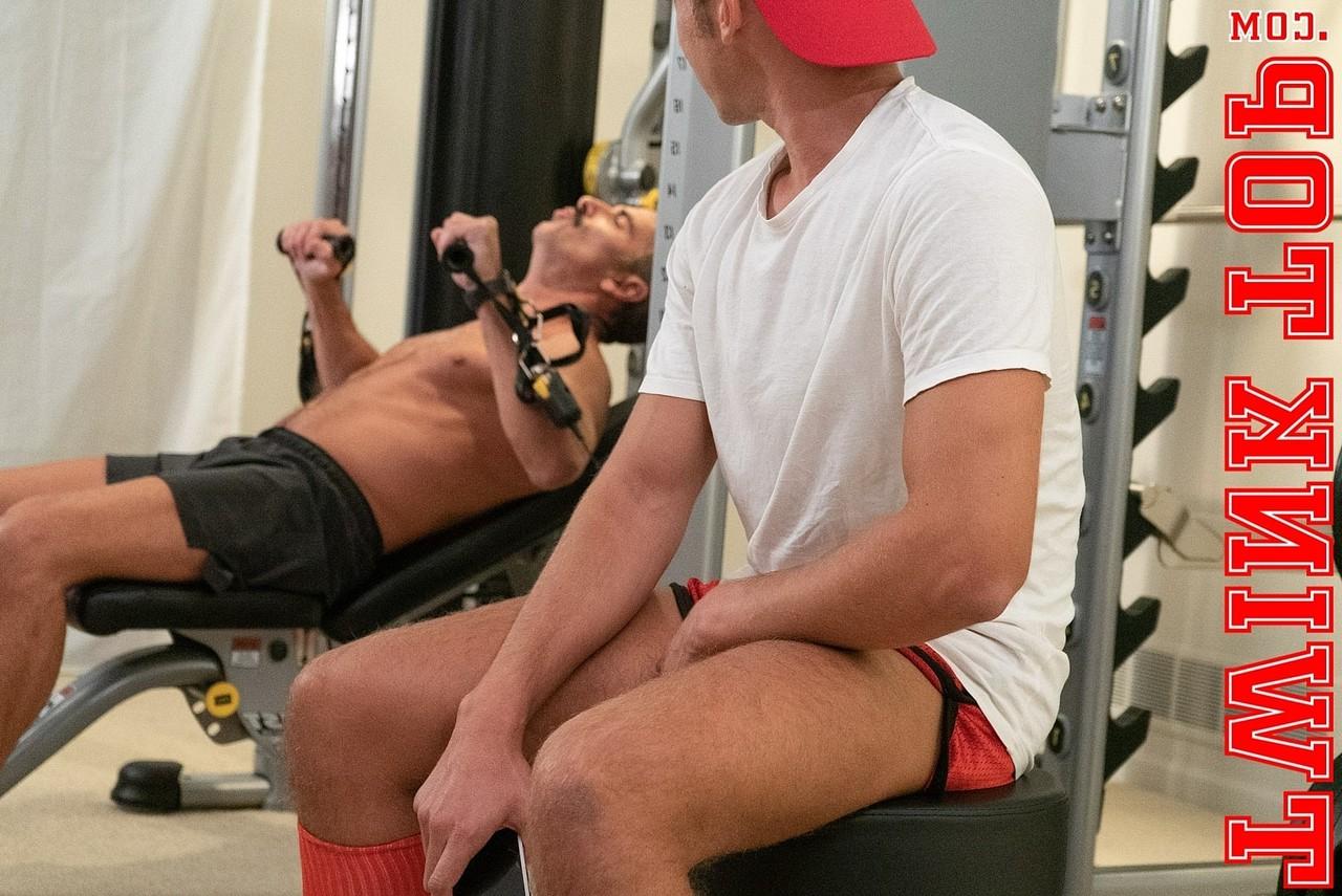 20P L'entraîneur gay Cox se laisse séduire et baiser au gymnase par le minet Cameron Basinger
