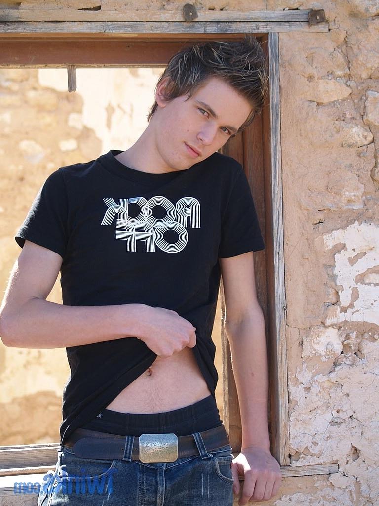 20P Twink magro mostra seu buraco de amor anal apertado e se masturba em um solo quente ao ar livre