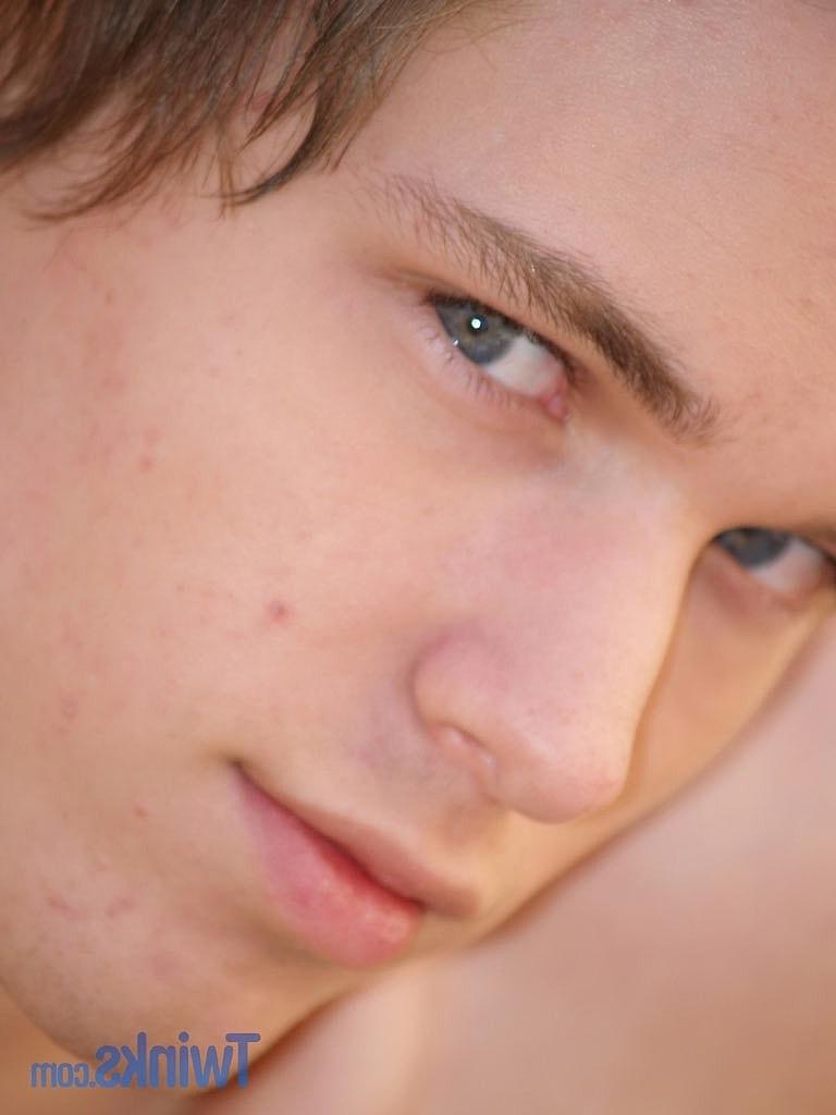 20P Twink magro mostra seu buraco de amor anal apertado e se masturba em um solo quente ao ar livre