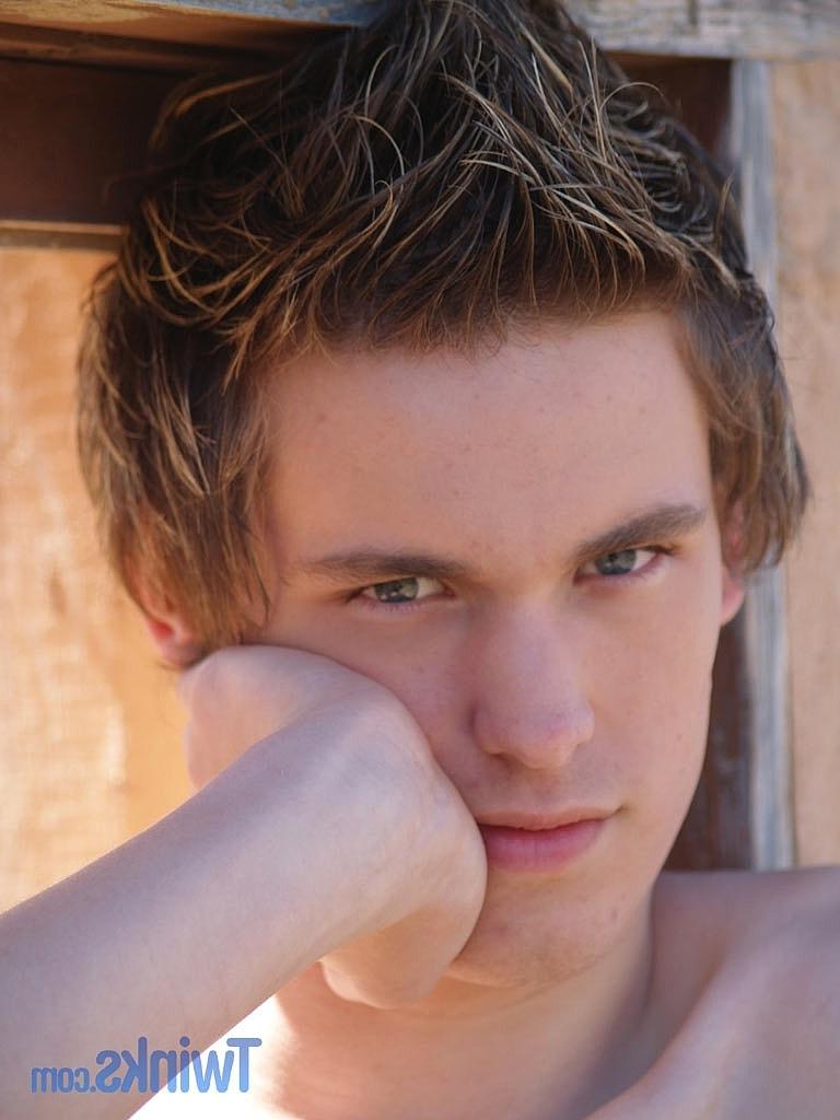 20P Twink magro mostra seu buraco de amor anal apertado e se masturba em um solo quente ao ar livre