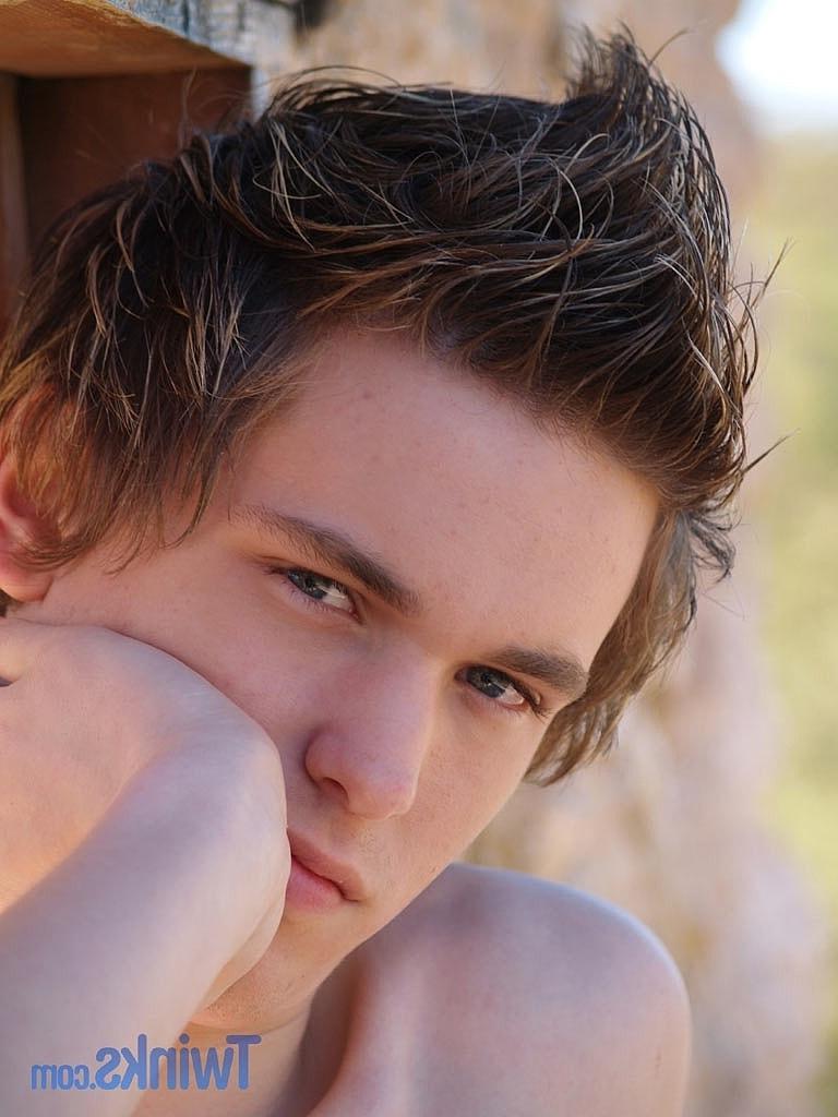 20P Twink magro mostra seu buraco de amor anal apertado e se masturba em um solo quente ao ar livre