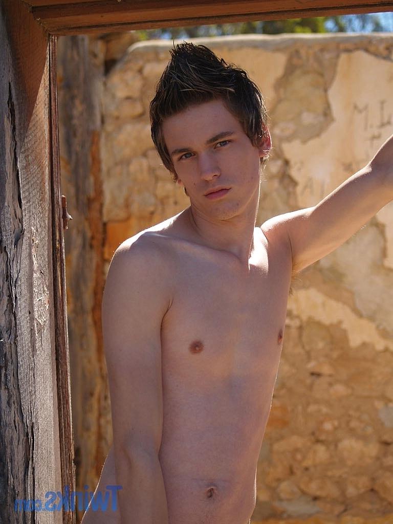 20P Twink magro mostra seu buraco de amor anal apertado e se masturba em um solo quente ao ar livre