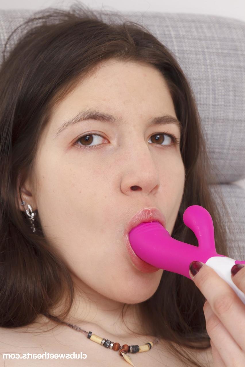 20P La jolie petite Kamilla C joue avec sa chatte rasée invitante de près.