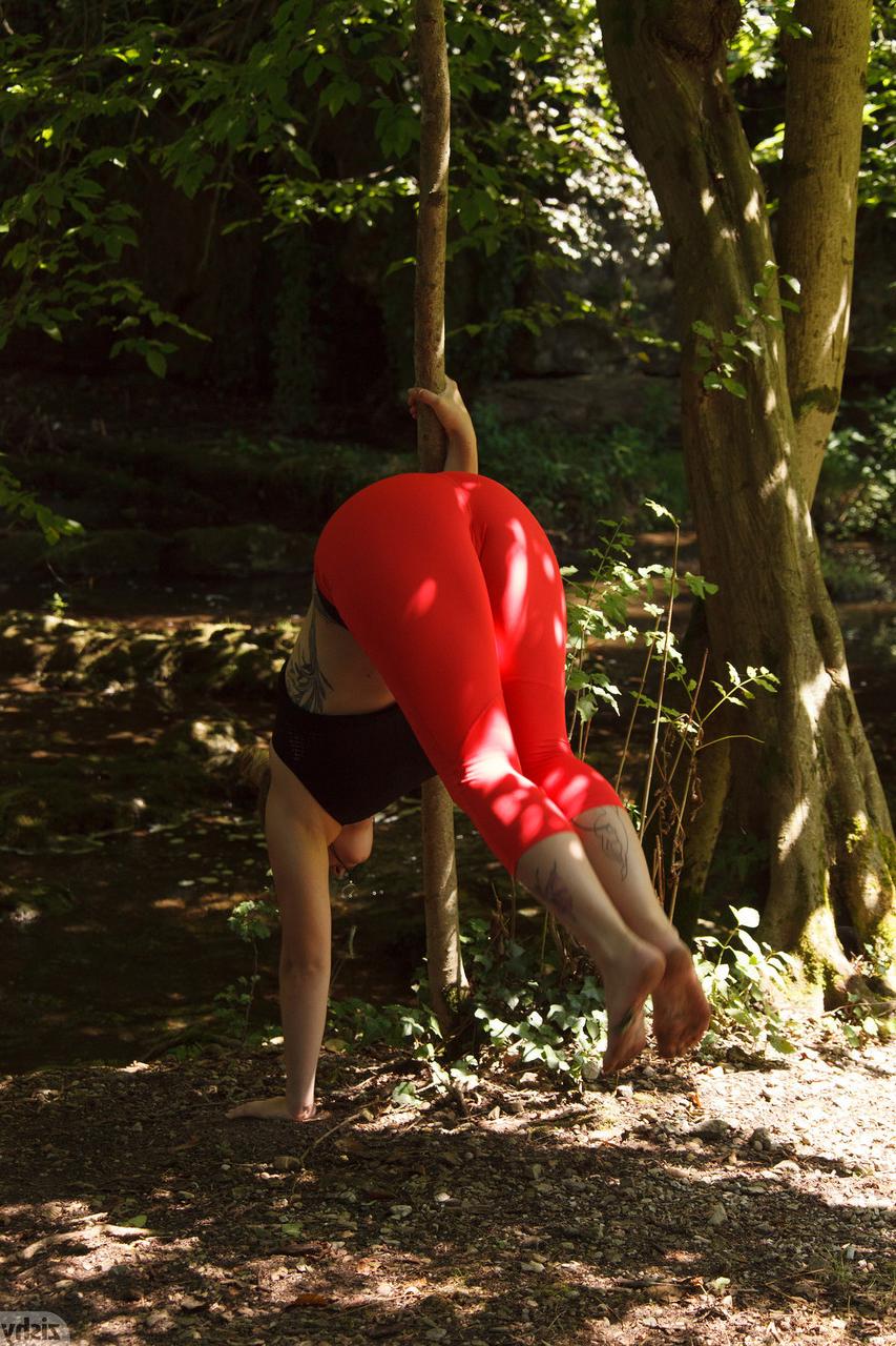 13P Das heiße Babe Sera Rossini neckt mit ihren Titten in Yogahosen und einem sexy Kleid