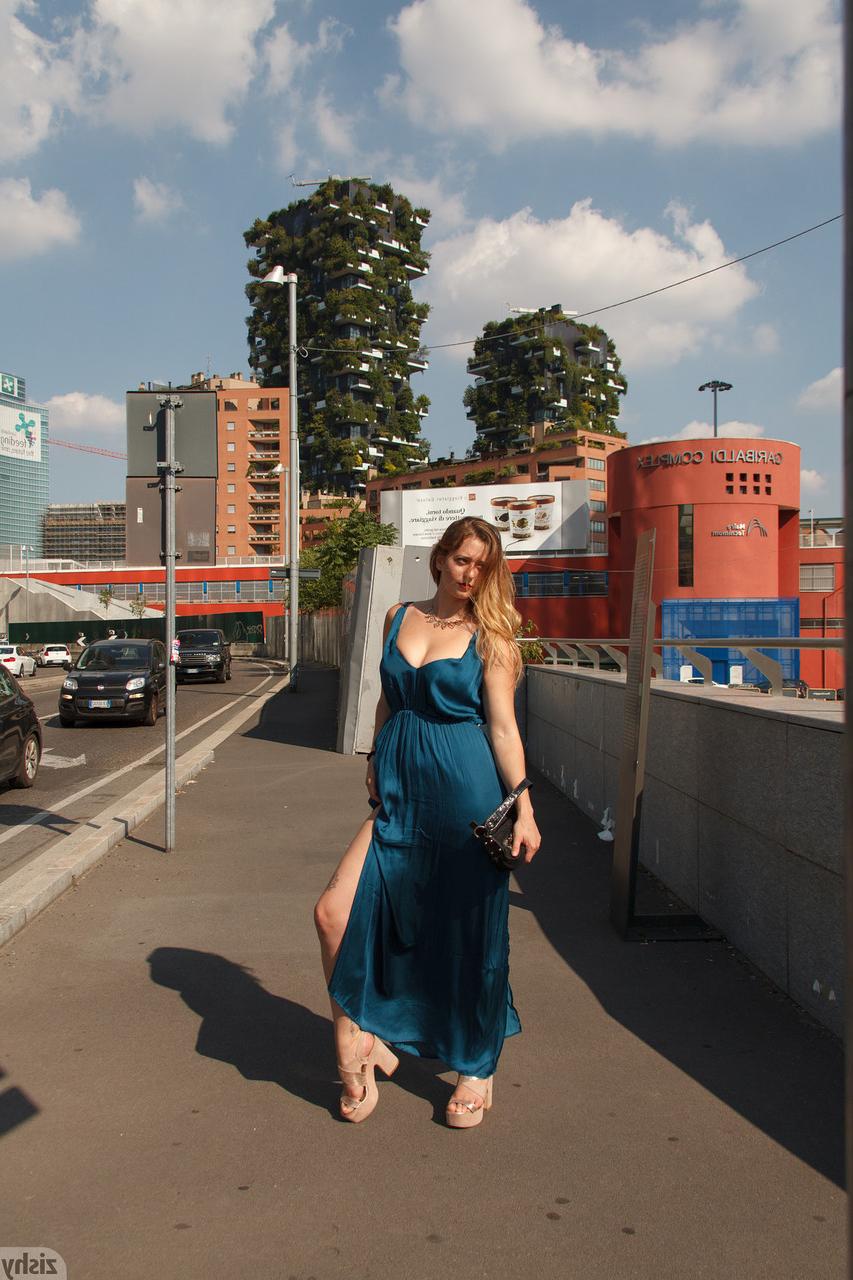13P Das heiße Babe Sera Rossini neckt mit ihren Titten in Yogahosen und einem sexy Kleid